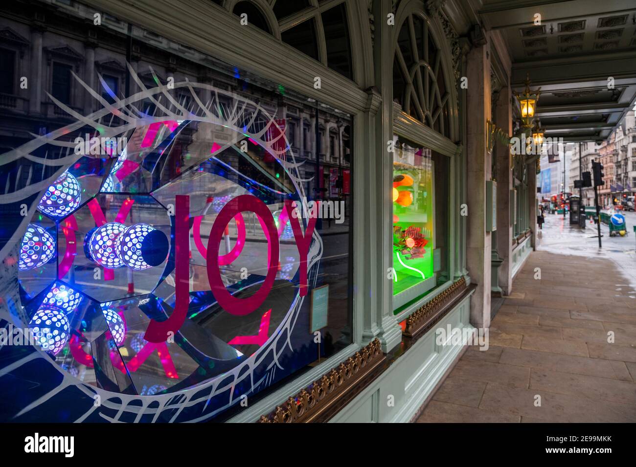 Londra, Regno Unito. 3 Feb 2021. Fortnum & Masons le nuove vetrine, make joy, sono il risultato di una chiamata aperta a scenografi teatrali. Molte unità al dettaglio hanno chiuso da quando è iniziata la pandemia, ma la sala alimentare Fortnums rimane aperta, anche se le strade esterne sono molto tranquille. Tempi difficili per la strada principale durante il Lockdown 3 nazionale, in quanto l'istruzione del governo è per tutti a rimanere a casa. Credit: Guy Bell/Alamy Live News Foto Stock