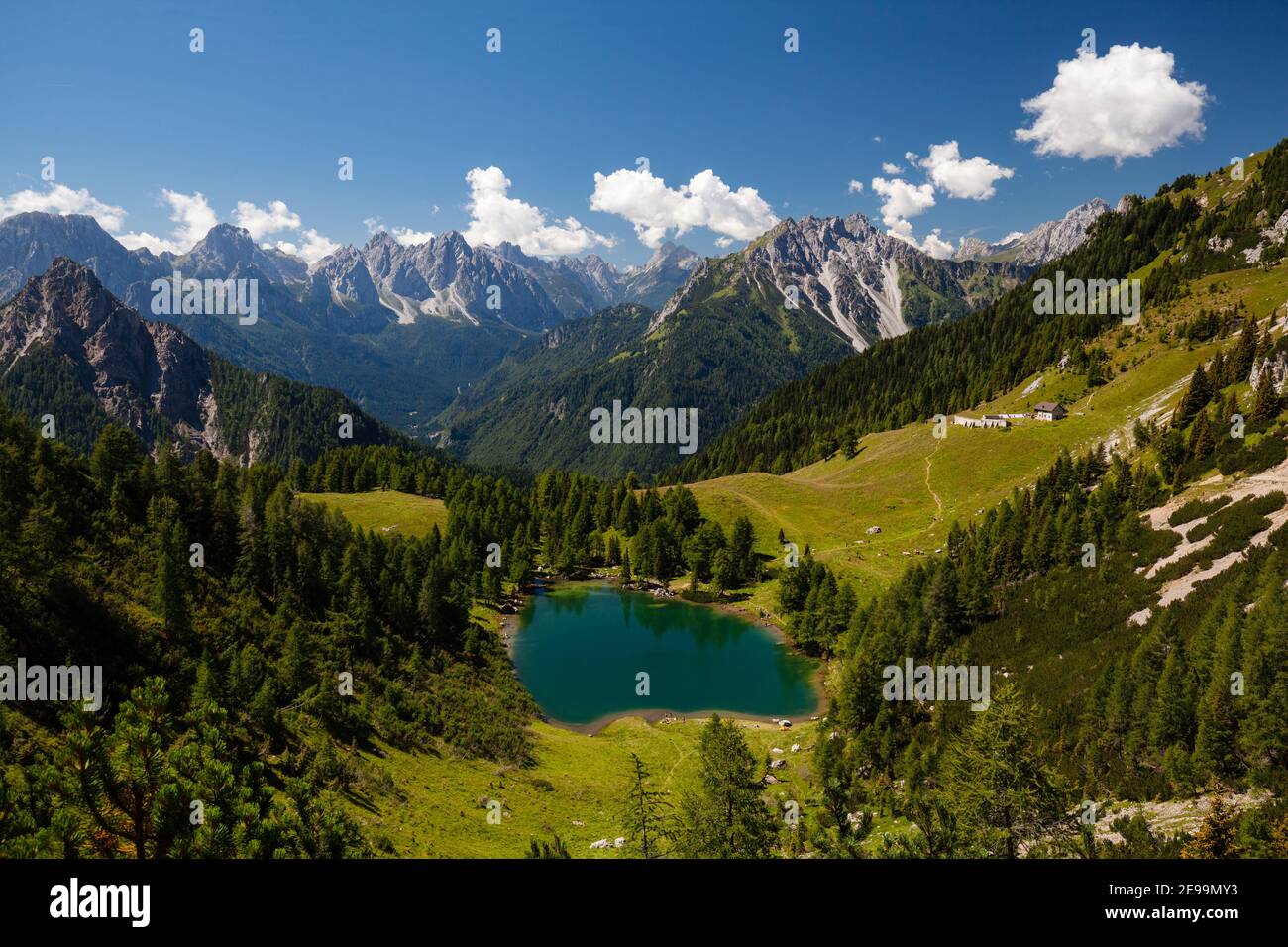 Splendida vista sul paesaggio montano con il lago di Bordaglia, verdi pascoli e alte montagne sullo sfondo. Foto Stock
