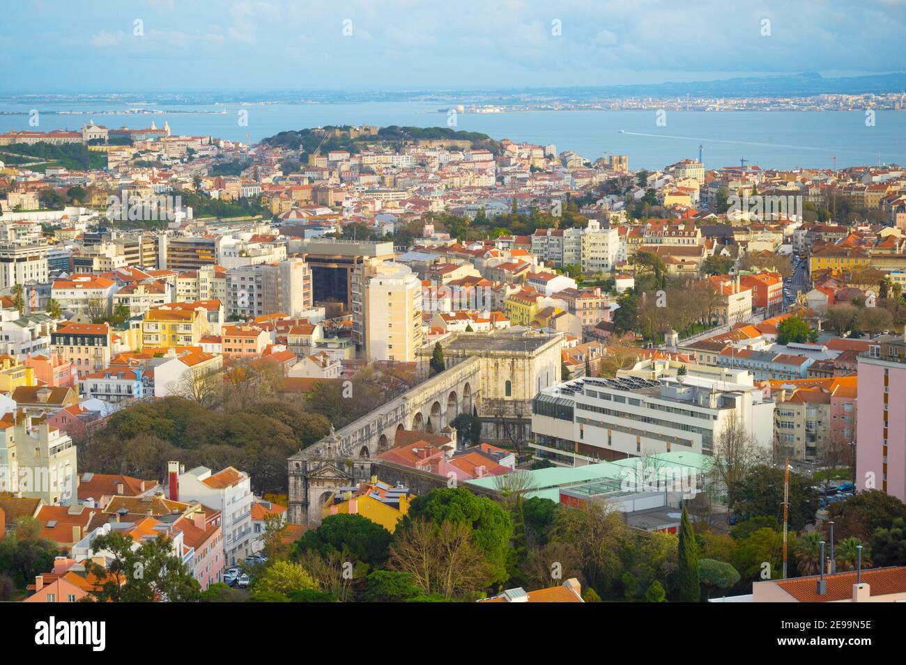 Vista di Lisbona dal ponte di servizio Amoreias. Lisbona, Portogallo Foto Stock