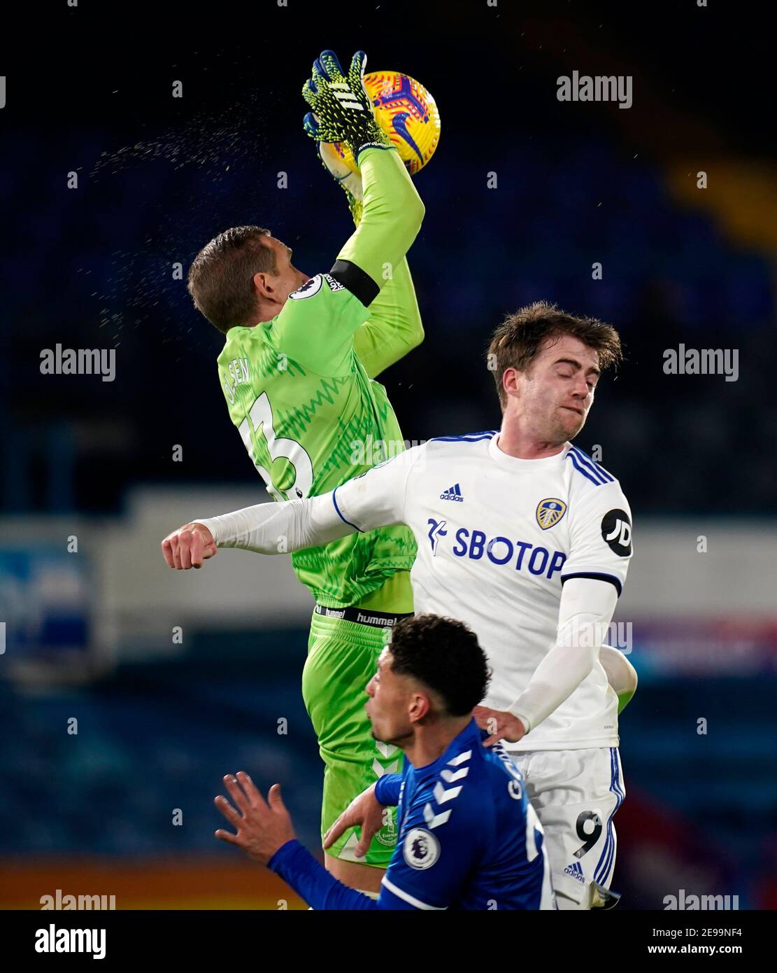 Robin Olsen, portiere di Everton, si è sfidato in aria con Patrick Bamford (a destra) di Leeds United durante la partita della Premier League a Elland Road, Leeds. Data immagine: Mercoledì 3 febbraio 2021. Foto Stock