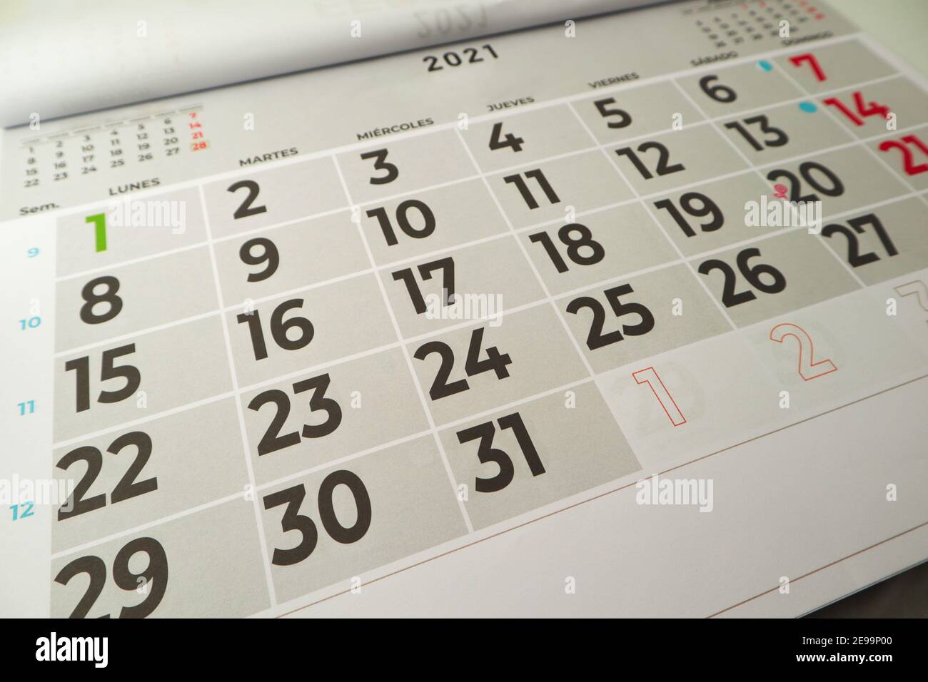 Vista laterale di un foglio di un calendario a parete per Il mese di marzo 2021 in spagnolo Foto Stock