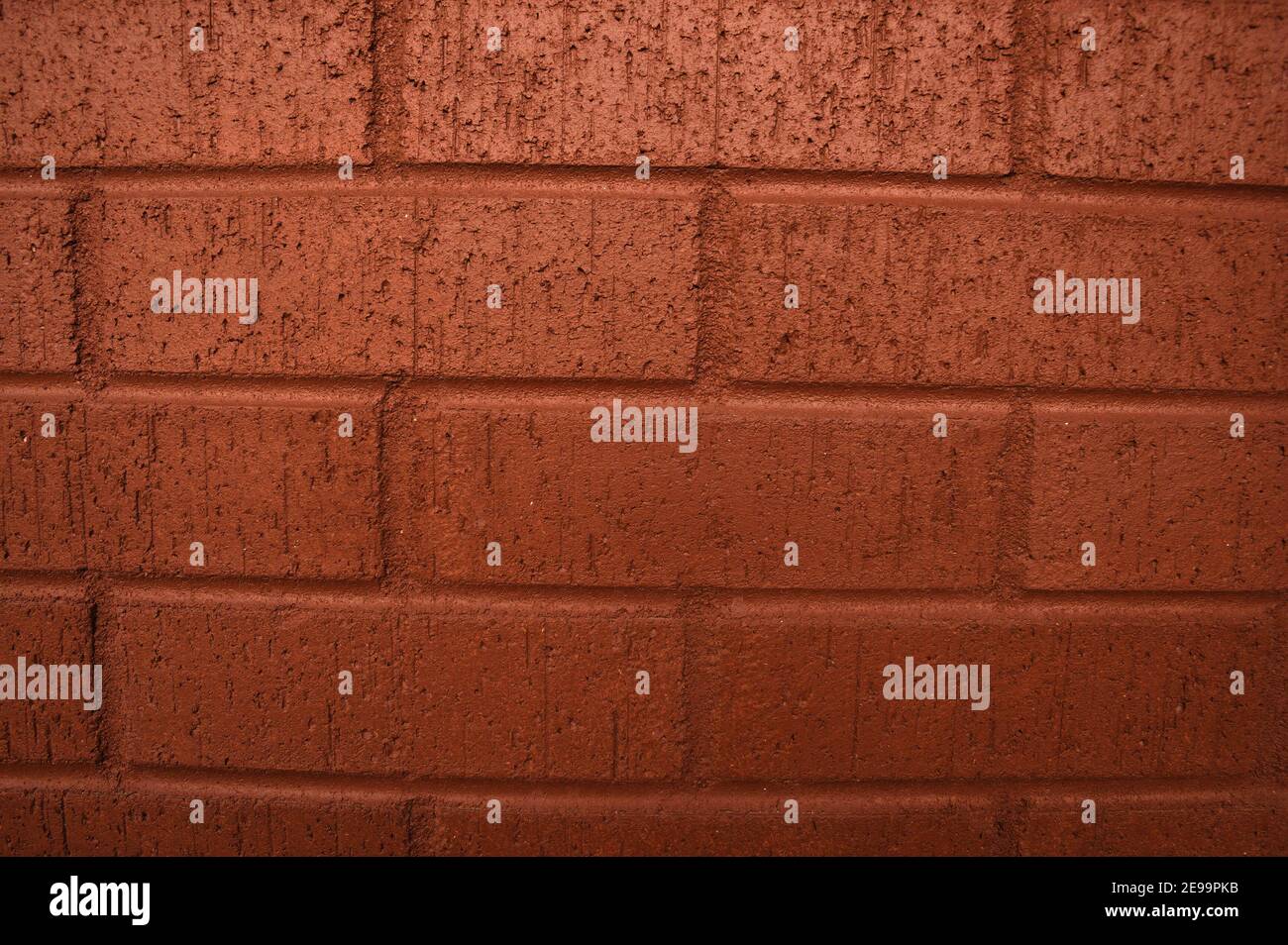 Primo piano di una parete in mattoni di colore rosso per sfondi o diapositive di presentazione. Foto Stock