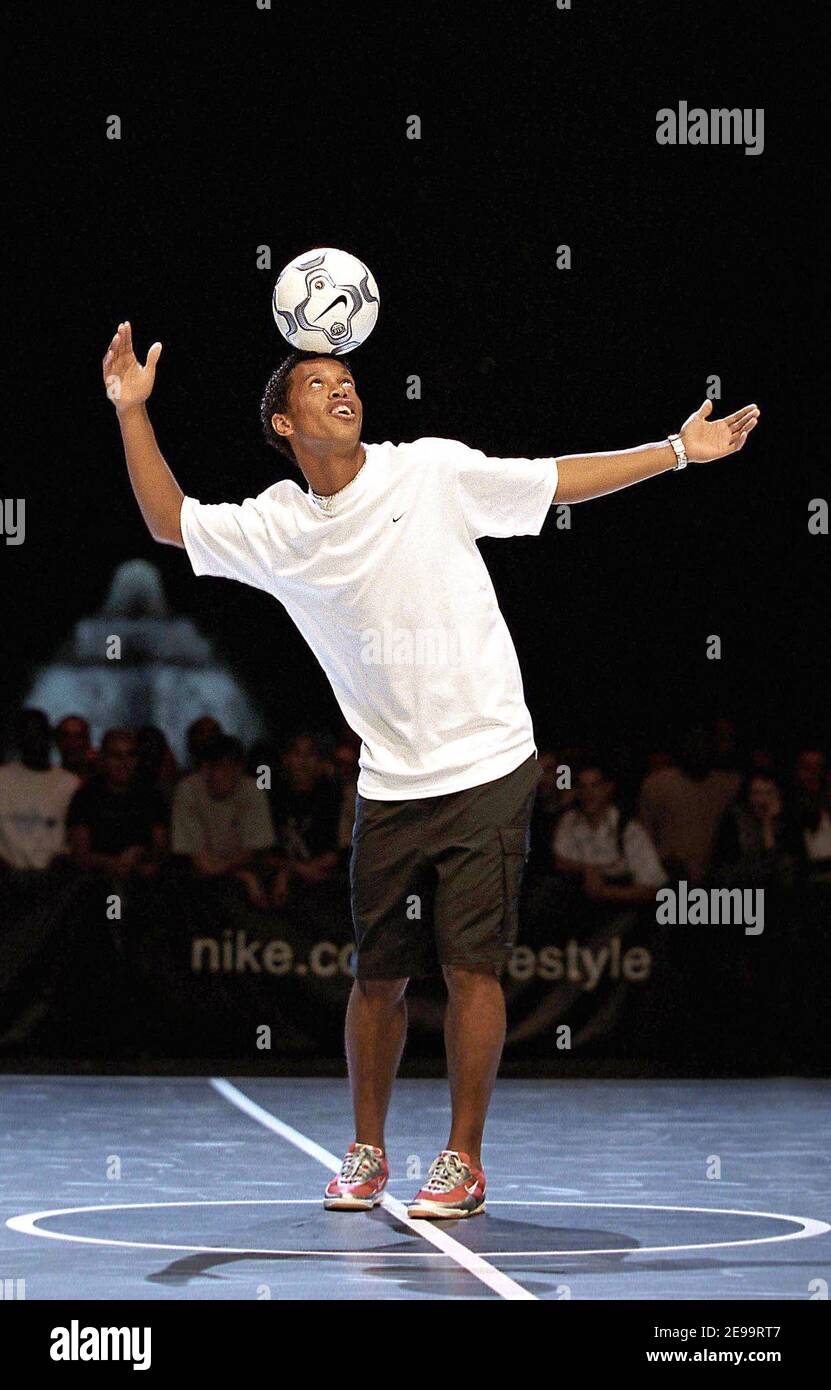 Il giocatore di calcio brasiliano Ronaldinho Gaucho durante l'evento Nike  Freestyle a la Vilette a Parigi, Francia, il 29 agosto 2001. Foto di  Christope Guibbaud/Cameleon/ABACAPRESS.COM Foto stock - Alamy