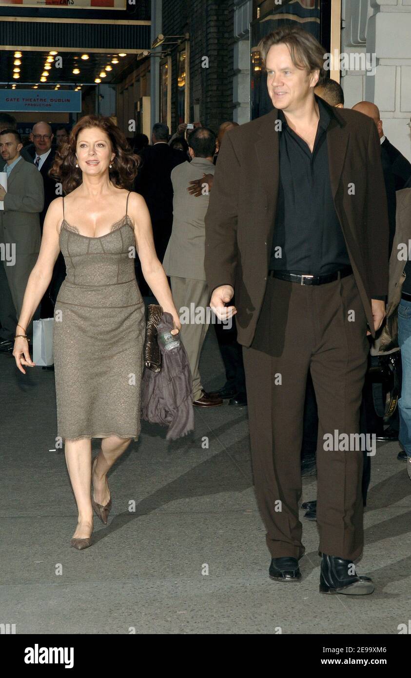 Susan Sarandon e Tim Robbins arrivano alla notte di apertura per "tre giorni di pioggia" con Julia Roberts che si tiene al teatro Bernard Jacobs a New York, NY, USA il 19 aprile 2006. Foto di Nicolas Khayat/ABACAPRESS.COM Foto Stock