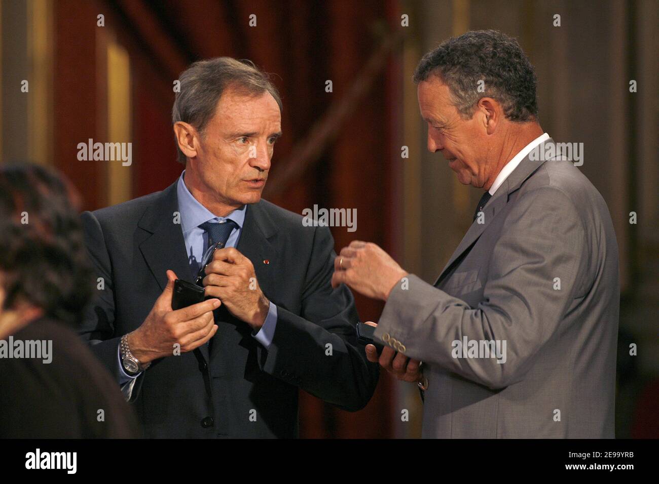 (L-R) Jean-Claude Killy e Guy Drut assistono ad una cerimonia al Palazzo Elysee a Parigi, in Francia, il 24 aprile 2006, dove i medalisti francesi delle Olimpiadi invernali di Torino 2006 sono stati premiati dal Presidente Chirac. Foto di Thierry Orban/Cameleon/ABACAPRESS.COM Foto Stock