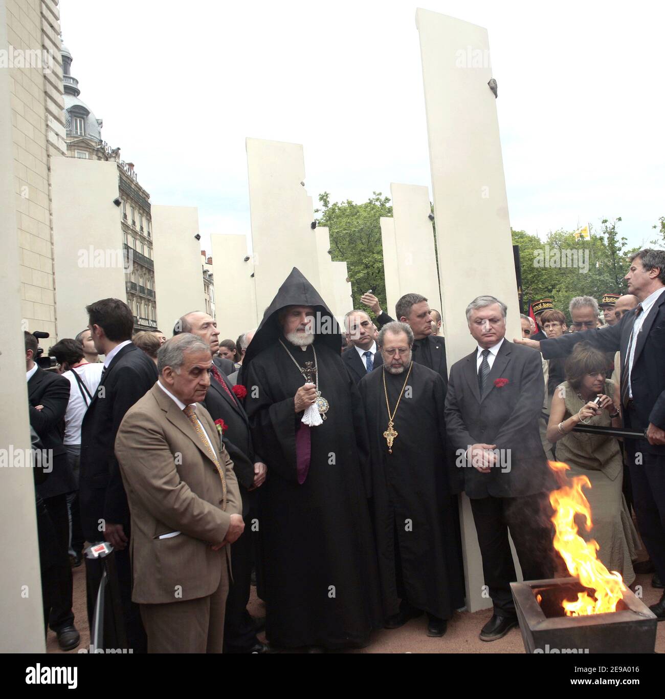 Il vescovo armeno Norvan Zakarian partecipa ad una cerimonia di fronte al memoriale dedicato al genocidio armeno inflitto dai turchi ottomani durante la prima guerra mondiale, a Lione, in Francia, il 24 aprile 2006. Foto di Vincent Dargent/ABACAPRESS.COM Foto Stock