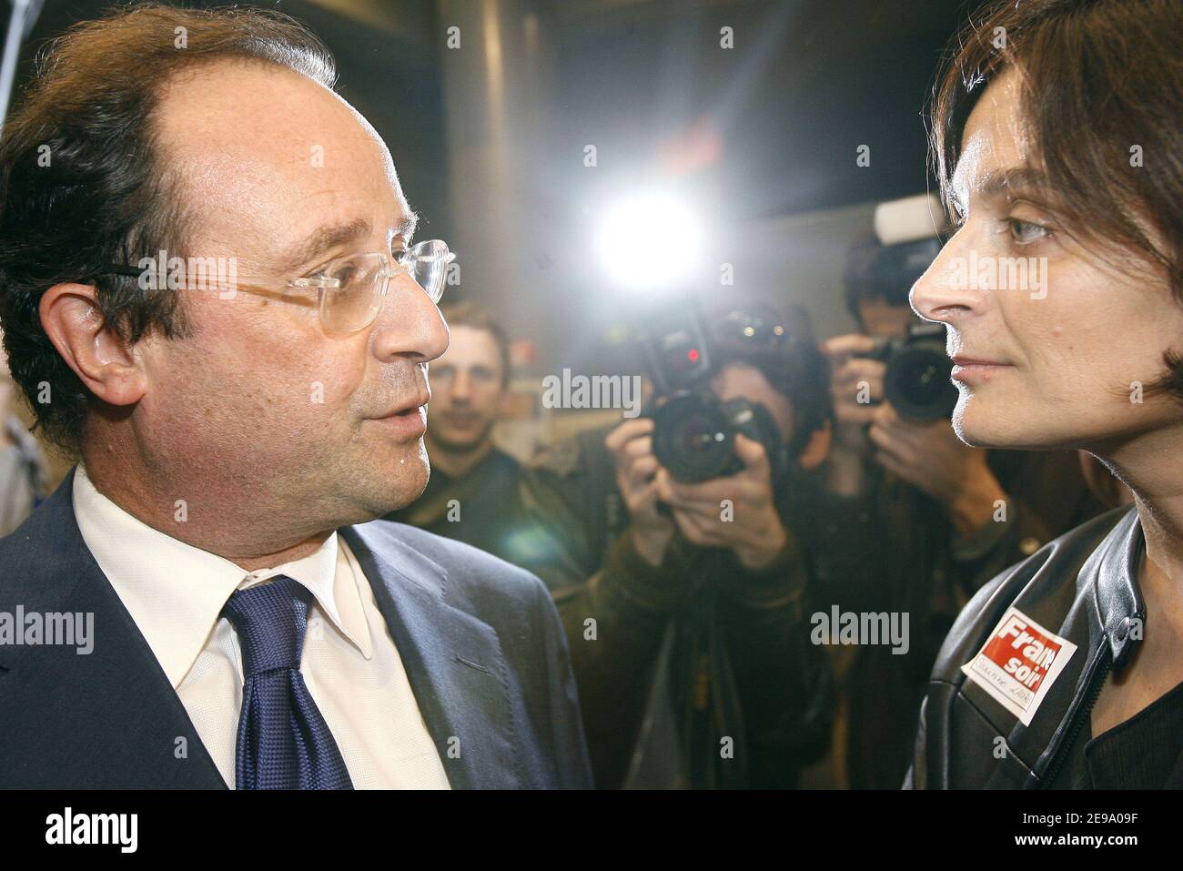 Francois Hollande parla con un giornalista di France Soir durante un partito a sostegno del quotidiano di France Soir tenutosi il 26 aprile 2006 a l'arche de la Defense, vicino a Parigi, Francia. Francia i lavoratori di Soir protestano dopo Olivier Rey che ha comprato la carta indietro e annunciato la ridondanza. Foto di Mehdi Taamallah/ABACAPRESS.COM Foto Stock