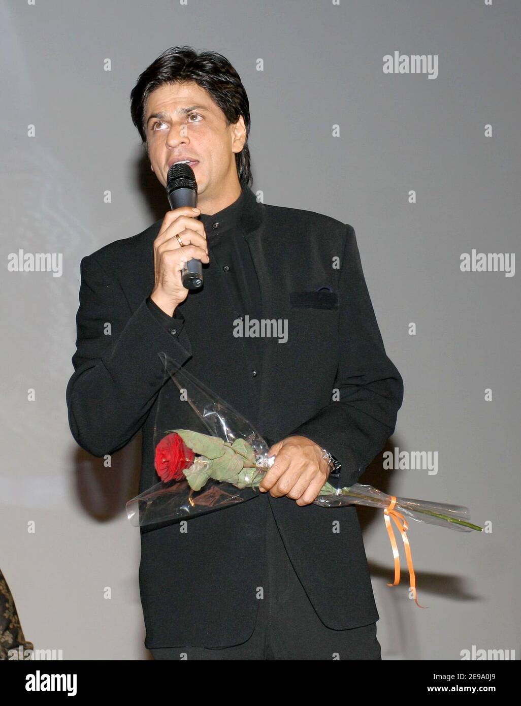 La star di Bollywood Shah Rukh Khan partecipa alla prima del suo film Veer-Zaara che si è tenuto al Rex Movie Theatre di Parigi, in Francia, il 26 aprile 2006 come parte della Bollywood Week, a Parigi. Foto di Benoit Pinguet/ABACAPRESS.COM Foto Stock