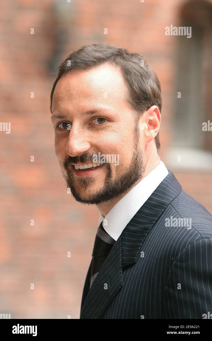 Il principe ereditario Haakon di Norvegia arriva al pranzo del Parlamento presso il municipio per celebrare il 60° compleanno di S.M. re Carl XVI Gustaf di Svezia il 30 aprile 2006 a Stoccolma, Svezia. Foto di Nebinger/Orban/ABACAPRESS.COM Foto Stock