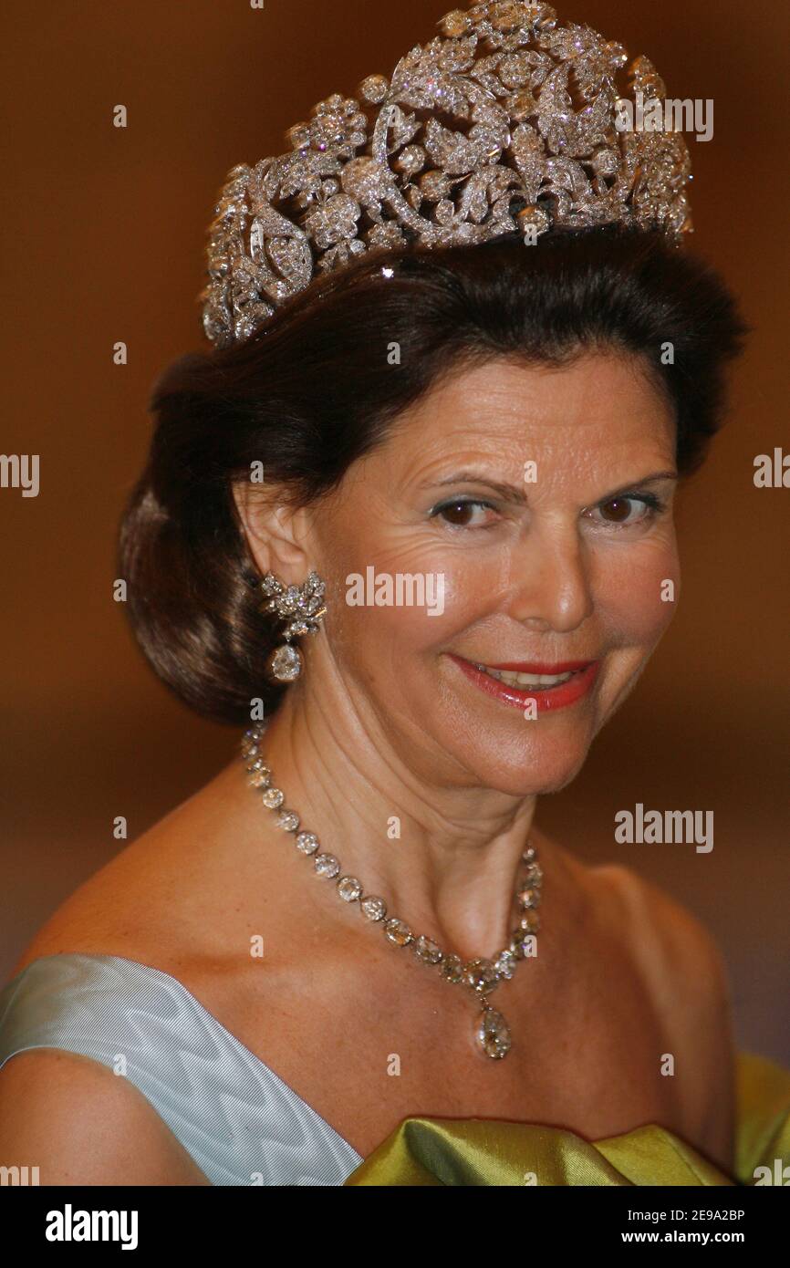 La regina Silvia di Svezia arriva per il concerto tenuto oggi al Palazzo di Stoccolma nell'ambito del sessantesimo compleanno di Re Carlo XVI Gustaf di Svezia a Stoccolma il 30 aprile 2006. Foto di Nebinger/Orban/ABACAPRESS.COM Foto Stock