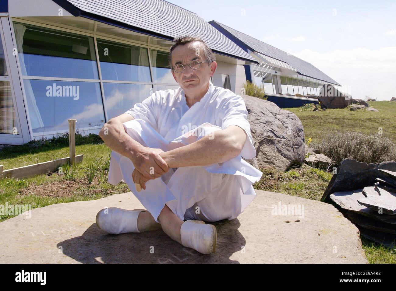 Il grande chef francese Michel Bras si pone di fronte al suo Hotel-ristorante 'Michel Bras', a Laguiole, Francia, il 4 maggio 2006. Il ristorante 'Michel Bras' ha 3 stelle nella guida Michelin. Foto di Pascal Parrot/ABACAPRESS.COM Foto Stock