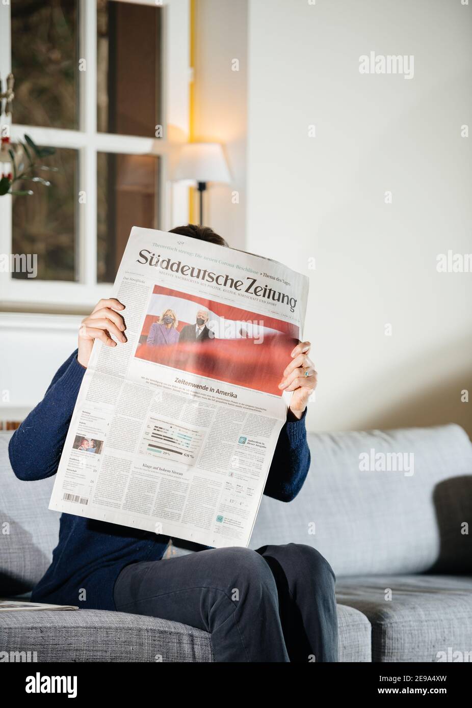 Parigi, Francia - 21 gennaio 2021: Donna che legge il giornale Suddeutsche Zeitung con il neo-eletto presidente degli Stati Uniti giurò di essere il 46° presidente degli Stati Uniti Joe Biden e First Lady Jill Bide indossando maschere Foto Stock