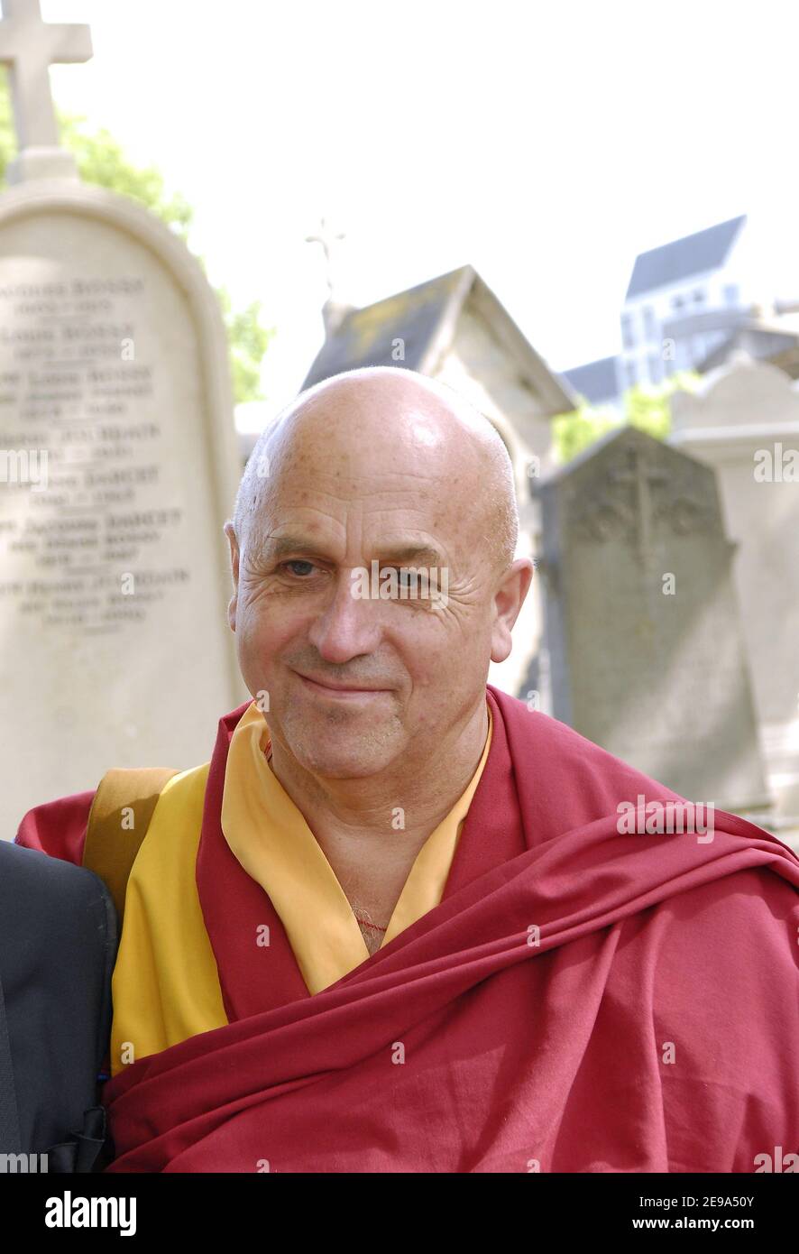 Matthieu Ricard durante i funerali di Jean-Francois Revel al cimitero di Montparnasse a Parigi il 5 maggio 2006. Foto di Bruno Klein/ABACAPRESS.COM. Foto Stock