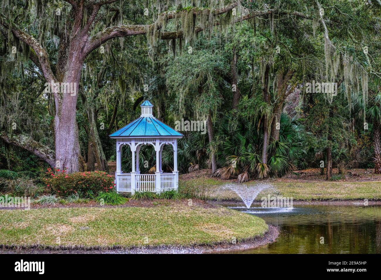 Gazebo e fontana di quercia Foto Stock