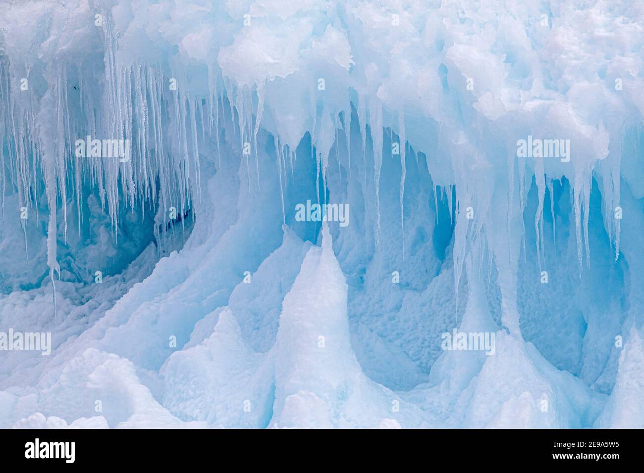 Le iciclette si formano dalla fusione e dal rifreezing sull'iceberg a Devil'Island, Weddell Sea, Antartide. Foto Stock