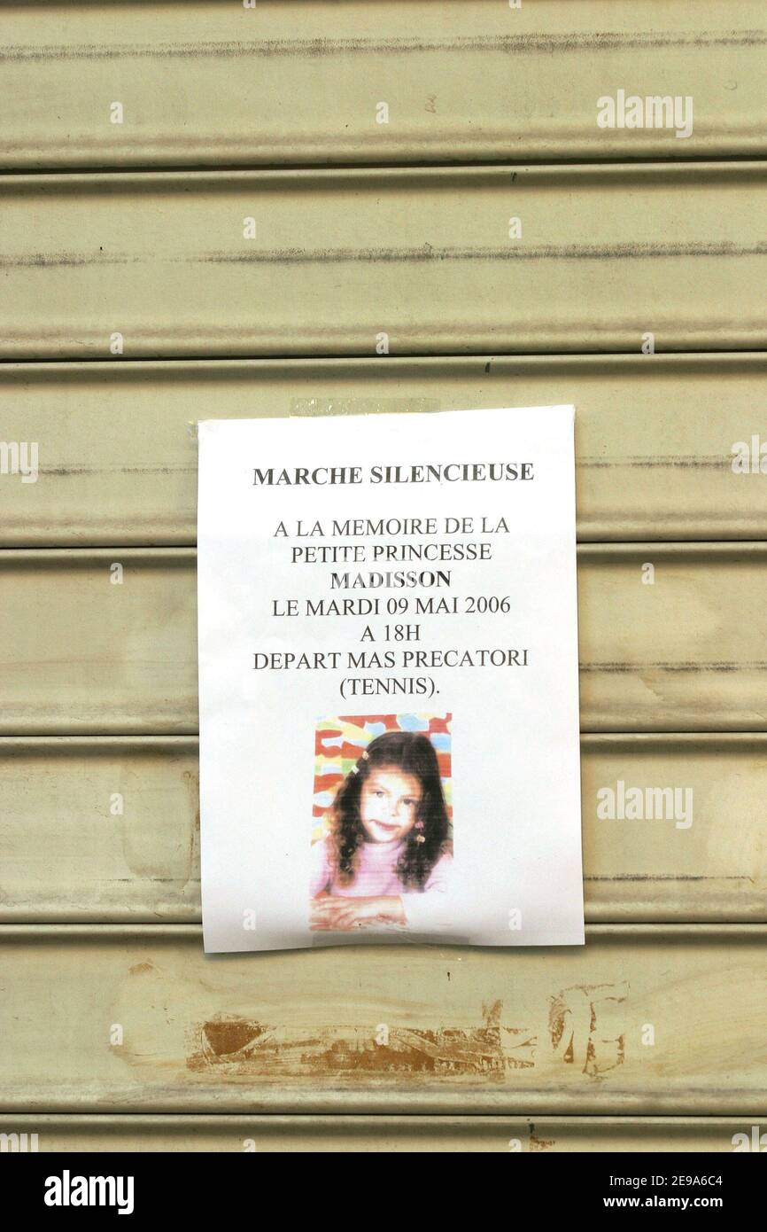 La gente di EYGUIERES ha organizzato una manifestazione silenziosa il 9 maggio 2006, per onorare la memoria di Madison, una bambina di 5 anni trovata morta in una delle case del vicino villaggio. Quando il corpo di Madison fu scoperto, l'uomo che vi vive tentò di uccidersi. La prima indagine mostra che conosceva la madre della bambina. Diverse centinaia di poliziotti, vigili del fuoco e volontari hanno cercato la ragazza che, secondo sua madre, è scomparsa tra venerdì sera e sabato mattina dalla sua residenza. Foto di Pascal Parrot/ABACAPRESS.COM Foto Stock