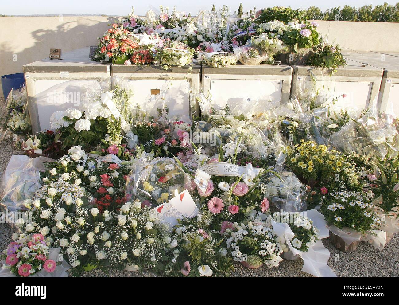 I familiari e i parenti di Madison Castel (5) frequentano i funerali della giovane ragazza a EYGUIERES, vicino a Marsiglia, in Francia, il 10 maggio 2006. Madison è stata rapita a casa sua e uccisa da un ex amante di sua madre la settimana scorsa. Foto di Pascal Parrot/ABACAPRESS.COM Foto Stock