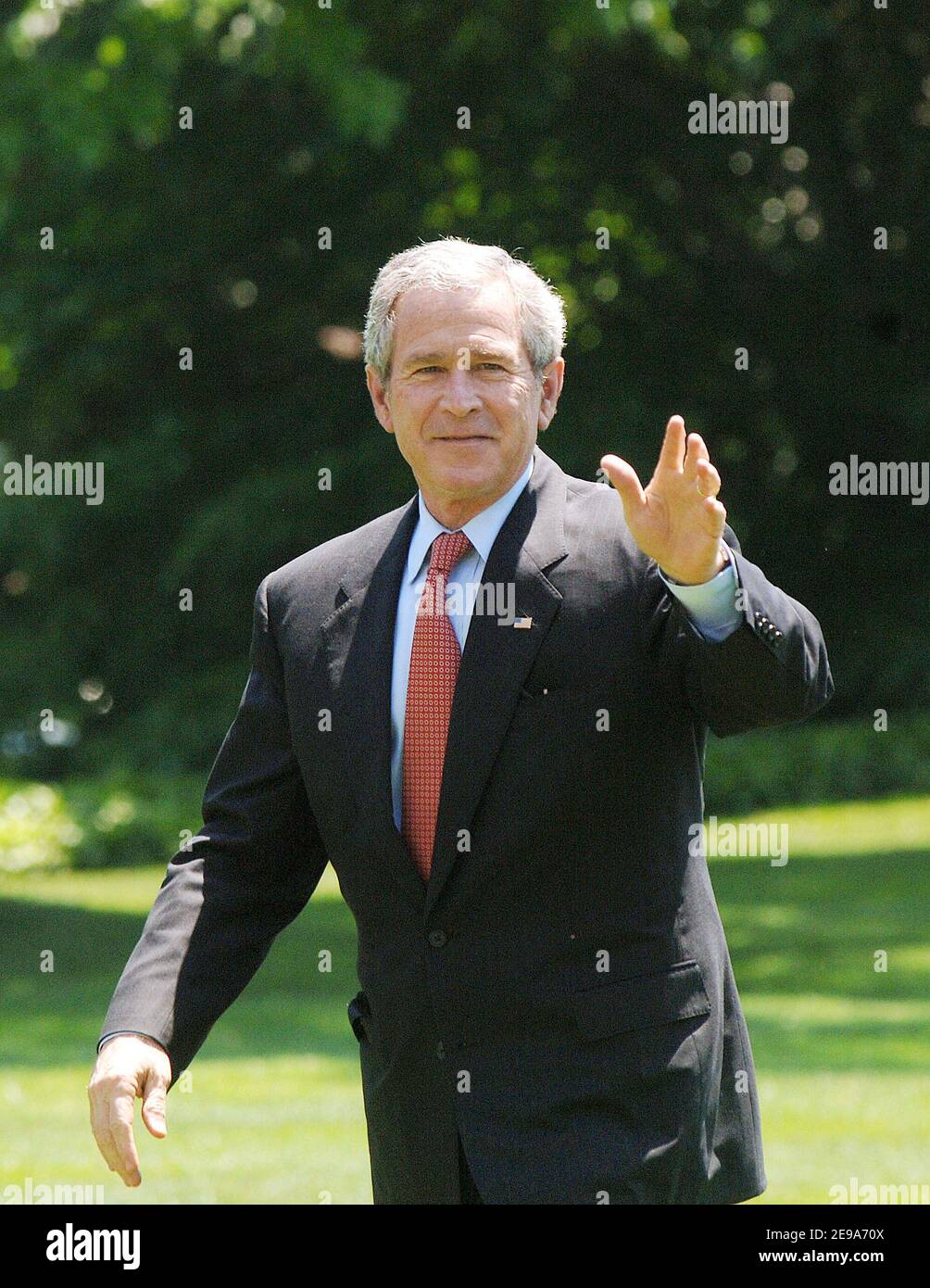 Il presidente degli Stati Uniti George W. Bush ritorna alla Casa Bianca il 10 maggio 2006 a Washington, DC, USA, da un viaggio in Florida dove stava promuovendo il programma di beneficio della droga di prescrizione medica. Foto di Olivier Douliery/ABACAPRESS.COM Foto Stock