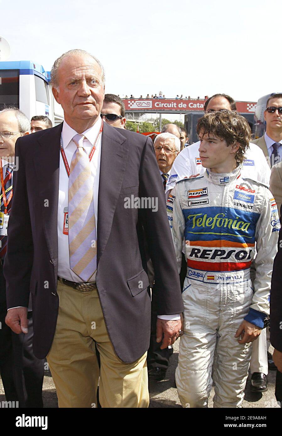 Re Juan Carlos di Spagna cammina nel paddock con il pilota spagnolo della GP2 Javier sola durante la sua visita al Gran Premio di Formula 1 spagnolo che si tiene sulla pista Catalunya vicino a Barcellona, Spagna, il 14 maggio 2006. Foto di Patrick Bernard/ABACAPRESS.COM Foto Stock