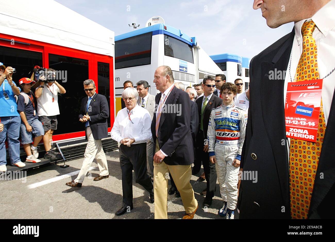 Re Juan Carlos di Spagna cammina nel paddock con Bernie Ecclestone, boss della FOM, e Javier sola, pilota spagnolo della GP2, durante la sua visita al Gran Premio di Formula 1, che si tiene sulla pista Catalunya nei pressi di Barcellona, in Spagna, il 14 maggio 2006. Foto di Patrick Bernard/ABACAPRESS.COM Foto Stock