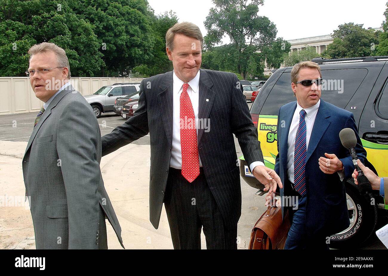 'Gli amministratori delegati delle tre grandi case automobilistiche: Tom LaSorda, CEO, Chrysler Group; William Ford, CEO, Ford Motor Company; e Rick Wagoner, CEO, General Motors Corporation arriva di fronte al Campidoglio degli Stati Uniti il 18 maggio 2006 a Washington, DC per incontrare i senatori. Foto di Olivier Douliery/ABACAPRESS.COM' Foto Stock