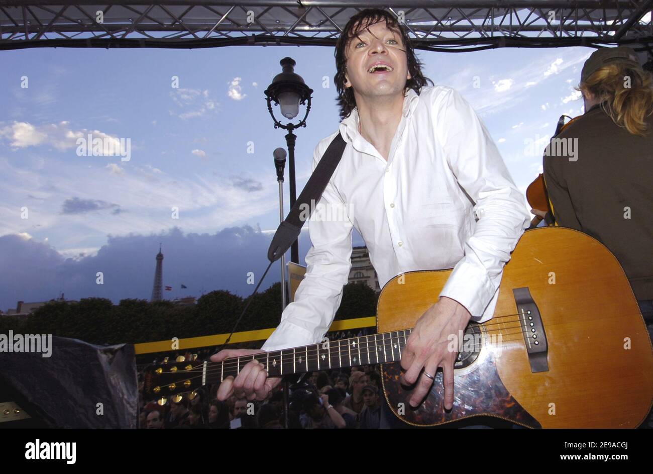 La cantante francese Cali si esibisce dal vivo durante la "Parade Solidarite Sida", a Parigi, in Francia, il 21 maggio 2006. Foto di Nicolas Gouhier/ABACAPRESS.COM Foto Stock