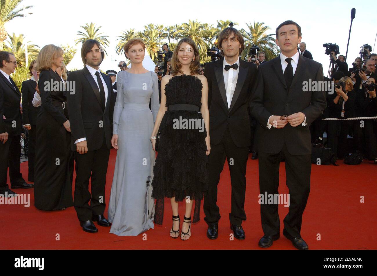 (L-R) l'attore statunitense Jason Schwartzman, l'attrice statunitense Kirsten Dunst, il regista statunitense Sofia Coppola, il suo ragazzo, il cantante Phoenix Thomas Mars, E l'attore britannico Steve Coogan arriva al Palais des Festivals per assistere alla proiezione del film di Sofia Coppola 'Marie Antoinette' durante il 5nono Festival del Cinema di Cannes, a Cannes, in Francia, il 24 maggio 2006. Foto di Giancarlo Gorassini/ABACAPRESS.COM Foto Stock