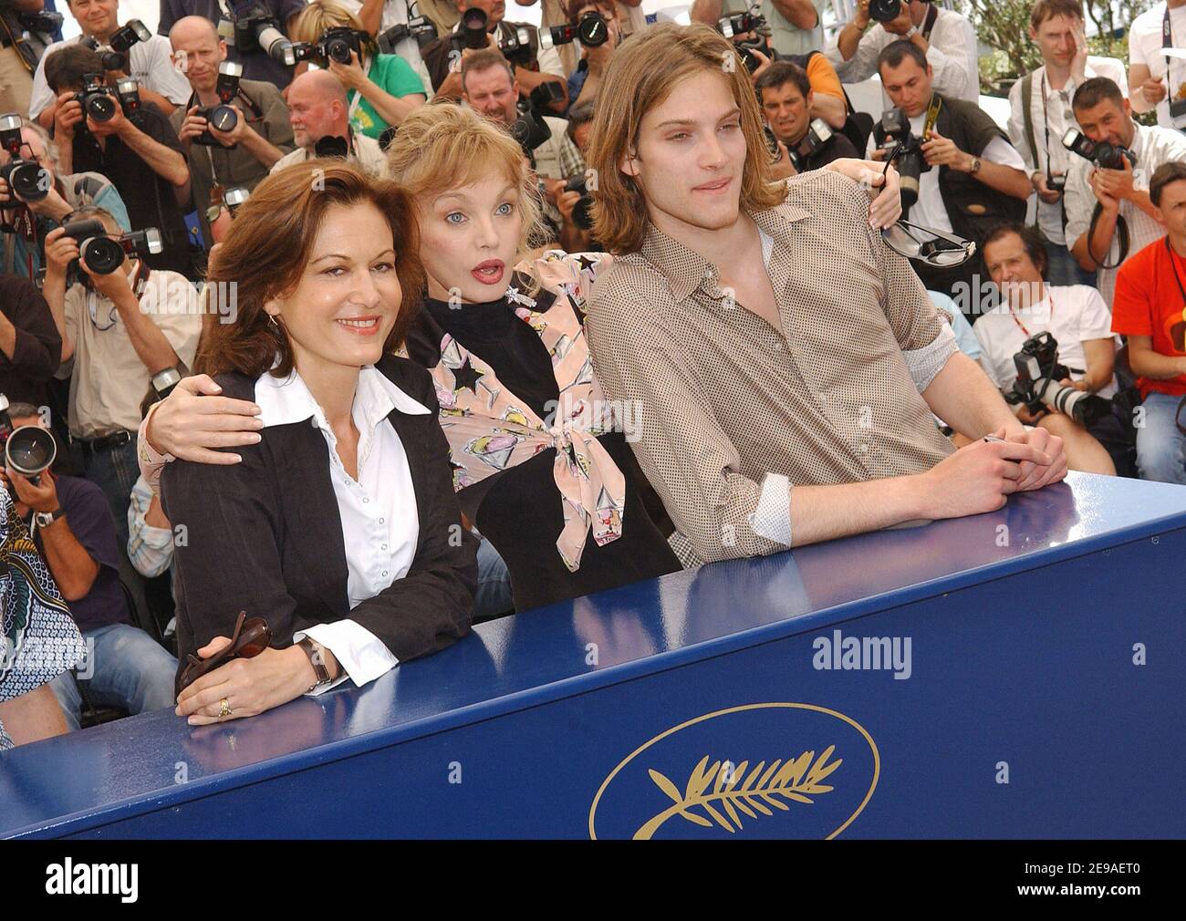 Arielle Dombasle, regista Anne Fontaine e Andy Gillet pongono per i media durante la fotocellula di 'Nouvelle Chance', durante il 5nono Festival del Cinema di Cannes, in Francia, il 25 maggio 2006. Foto di Hahn-Nebinger-Orban/ABACAPRESS.COM Foto Stock