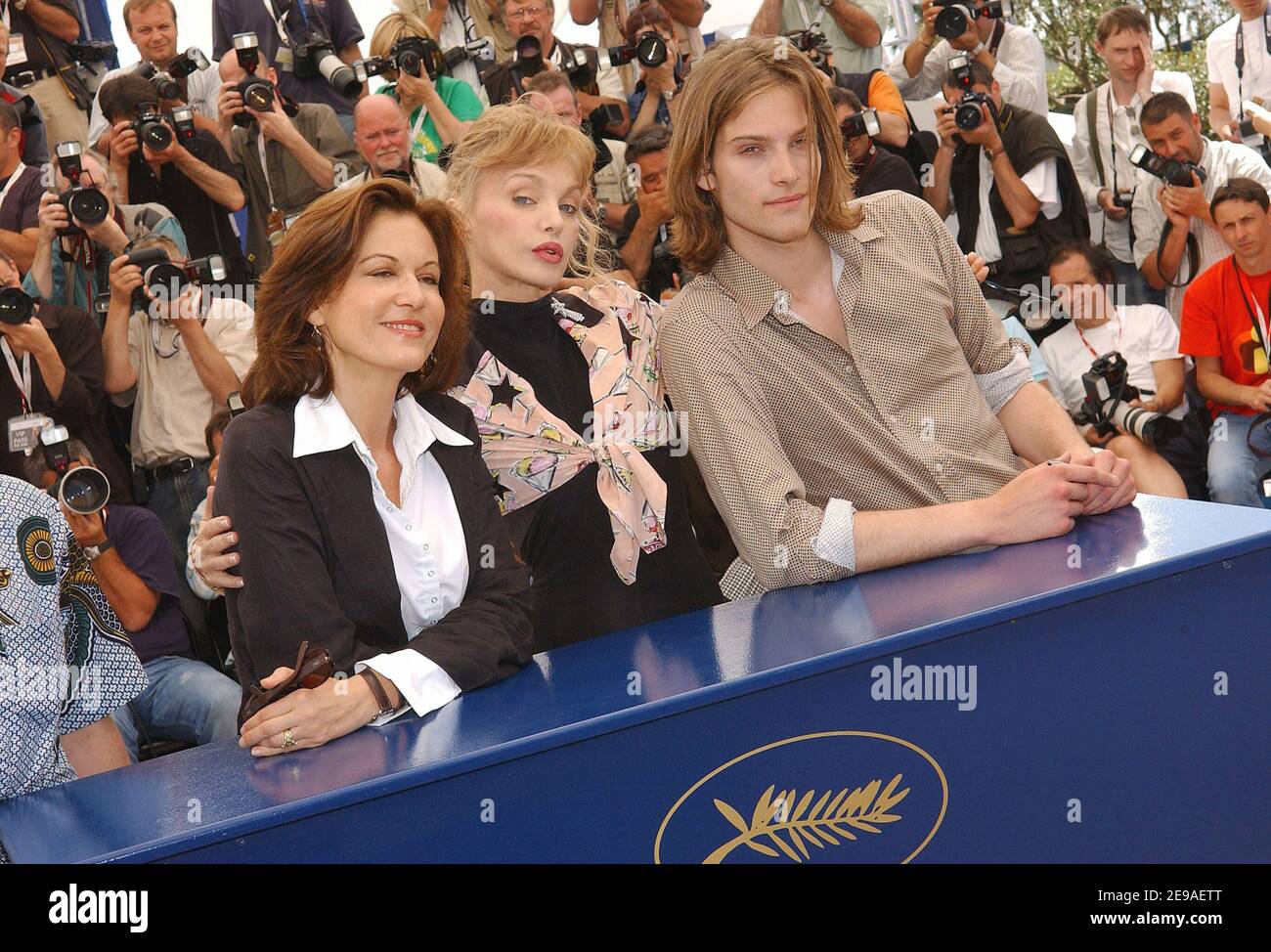 Arielle Dombasle, regista Anne Fontaine e Andy Gillet pongono per i media durante la fotocellula di 'Nouvelle Chance', durante il 5nono Festival del Cinema di Cannes, in Francia, il 25 maggio 2006. Foto di Hahn-Nebinger-Orban/ABACAPRESS.COM Foto Stock