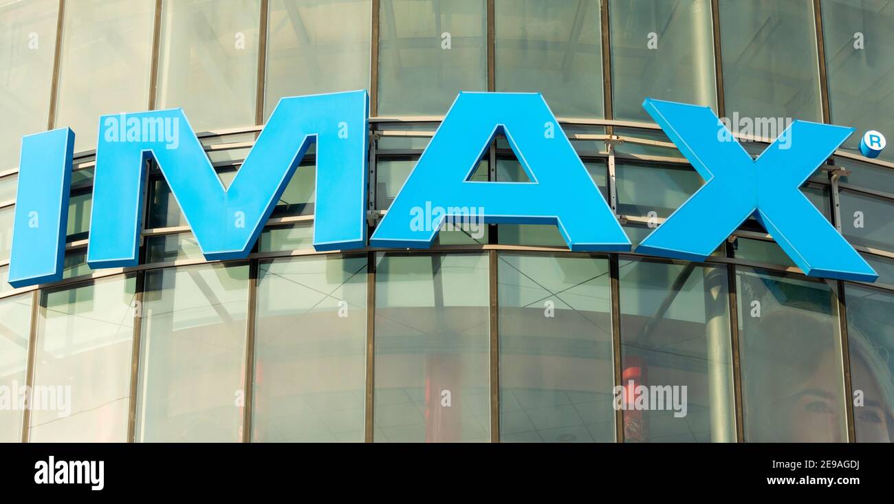 Grande cartello blu IMAX su facciata in vetro Foto Stock