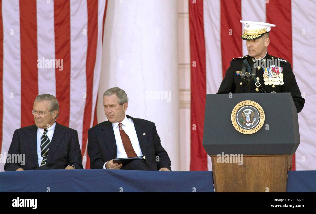 Peter Pace, U.S. Marine Corps, presidente dei Joint Chiefs of staff, si rivolge al pubblico durante la cerimonia del Memorial Day presso il cimitero nazionale di Arlington, VA, USA il 29 maggio 2006. Pace è entrato a far parte del Segretario della Difesa Donald Rumsfeld e del Presidente George . Bush nel rendere omaggio a generazioni di americani che sono morti mentre servono il loro paese. Photo Myles Cullen-USAF via ABACAPRESS.COM Foto Stock