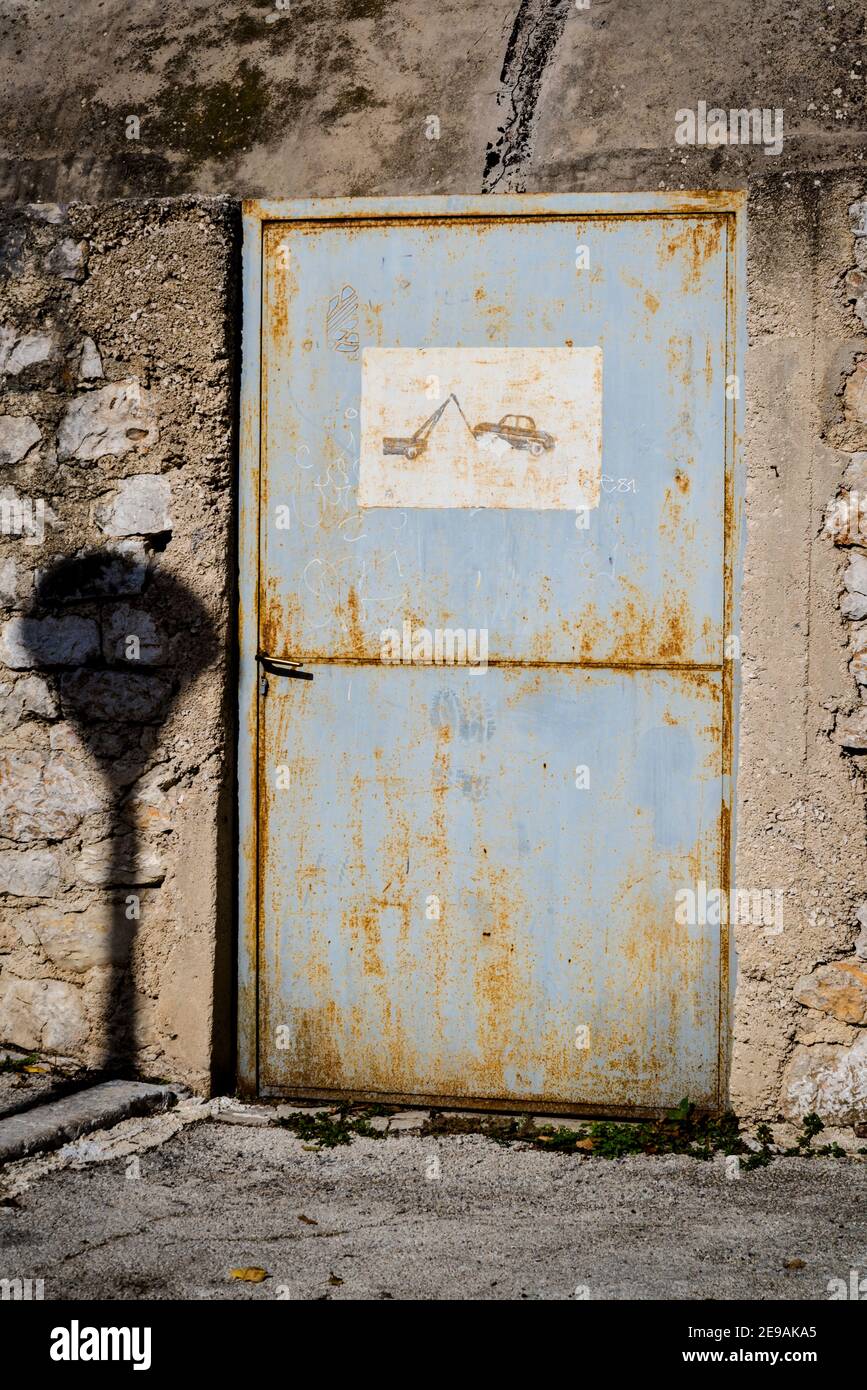 Porta arrugginita e cartello di parcheggio vietato, Zara, Dalmazia, Croazia Foto Stock