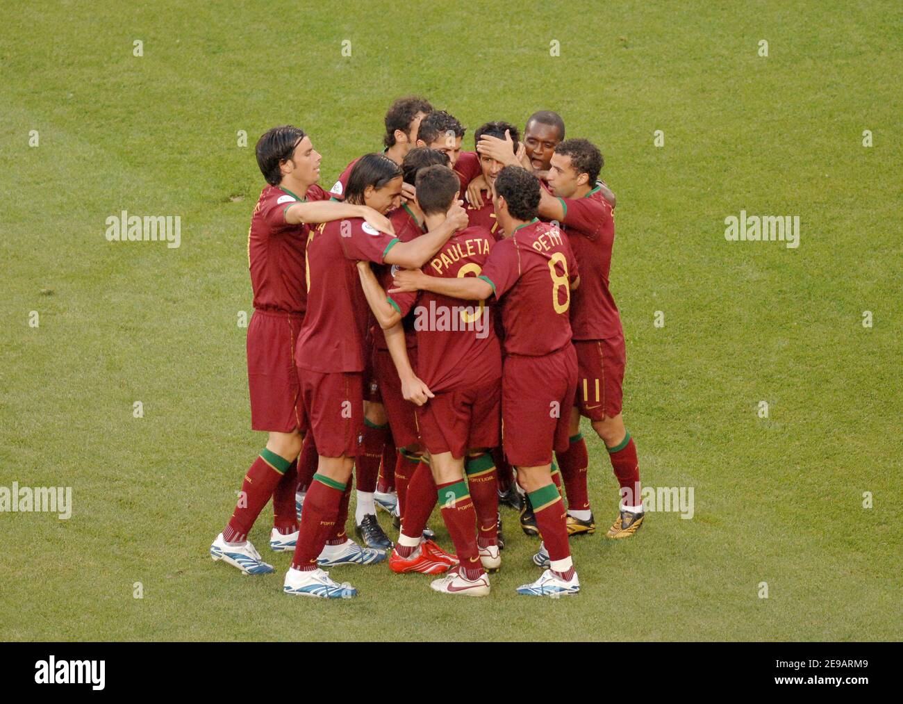 La squadra di calcio portoghese celebra il suo obiettivo durante la Coppa del mondo 2006, Gruppo D, Angola vs Portogallo a Colonia, Germania il 11 giugno 2006. Il Portogallo ha vinto 1-0. Foto di Gouhier-Hahn-Orban/Cameleon/ABACAPRESS.COM Foto Stock