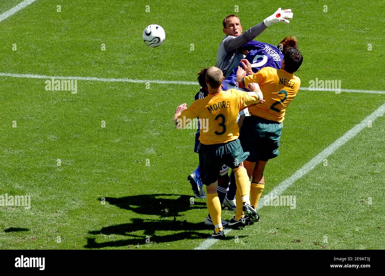 Il Giappone Shunsuke Nakamura segna di fronte al portiere australiano Mark Schwarzer durante la Coppa del mondo 2006, Gruppo F, Australia vs Giappone, a Kaiserslautern, Germania il 12 giugno 2006. L'Australia ha vinto 3-1. Foto di Gouhier-Hahn-Orban/Cameleon/ABACAPRESS.COM Foto Stock