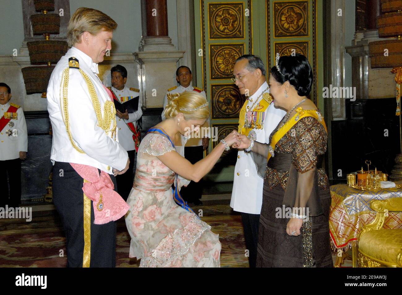 Il re tailandese Bhumibol Adulyadej e la regina Sirikit (R) ricevono il principe ereditario olandese Willem Alexander e la principessa Maxima dei Paesi Bassi alla Sala del trono di Borommaratchasathit Maholan per il banchetto reale in onore dei monarchi stranieri in visita a Bangkok, 13 giugno 2006. I reali provenienti da tutta l'Asia, l'Europa, il Medio Oriente e l'Africa si unirono al re della Thailandia in un banchetto di stato per celebrare il sessantesimo anno sul trono come monarca più longevo del mondo. Foto di Patrick Durand/Pool/ABACAPRESS.COM Foto Stock