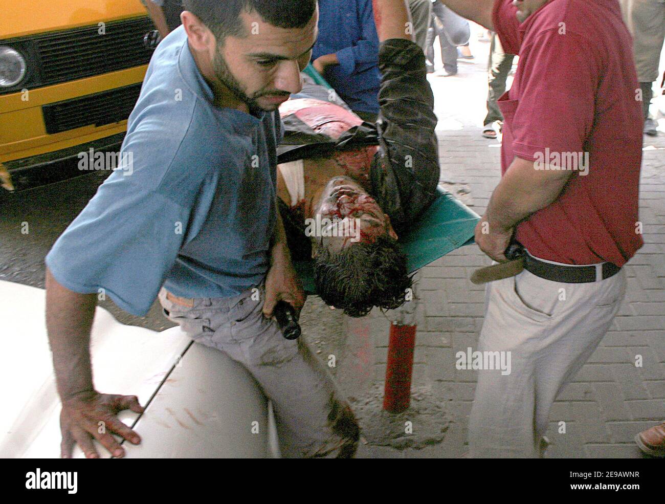 Palestinesi che trasportano un ferito nell'ospedale di Shifa dopo uno sciopero missilistico israeliano sulla città di Gaza, Palestina, martedì 13 giugno 2006. Un missile israeliano ha colpito un'auto che trasportava militanti lungo una strada principale a Gaza, uccidendo nove palestinesi, tra cui due bambini scolastici. Foto di Mohamed atta/ABACAPRESS.COM Foto Stock