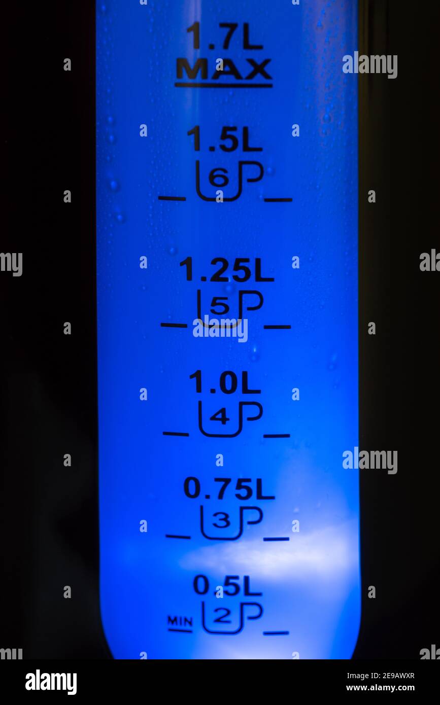 Indicatore di livello/livello di riempimento dell'acqua del bollitore elettrico illuminato in blu display Foto Stock