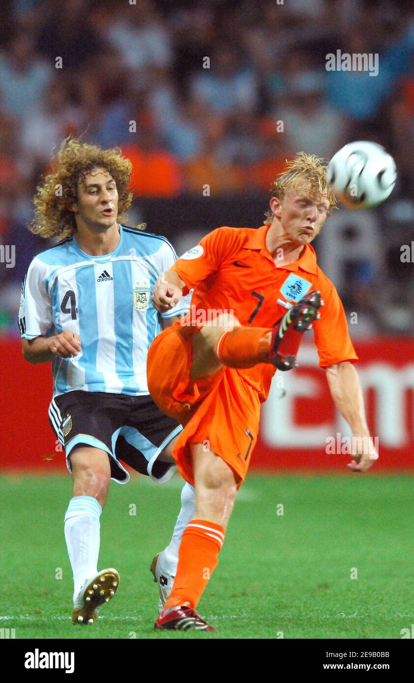 Fabricio Cococini dell'Argentina e Joris Mathijsen dell'Olanda durante la Coppa del mondo 2006, Gruppo C, Paesi Bassi contro Argentina allo stadio Commerzbank-Arena di Francoforte, Germania, il 21 giugno 2006. La partita si è conclusa con il pareggio del 0-0. Foto di Gouhier-Hahn-Orban/Cameleon/ABACAPRESS.COM Foto Stock