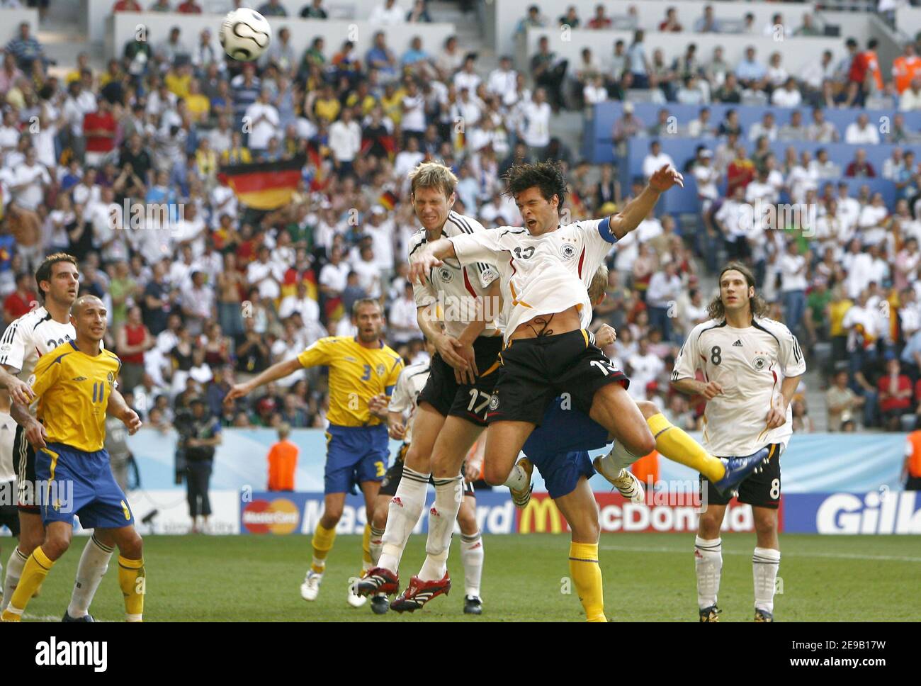 Germania per Mertesacker e Michael Ballack in azione durante la Coppa del mondo 2006, secondo turno, Germania contro Svezia allo stadio Allianz-Arena di Monaco, Germania il 24 giugno 2006. La Germania ha vinto 2-0. Foto di Christian Liegi/ABACAPRESS.COM Foto Stock