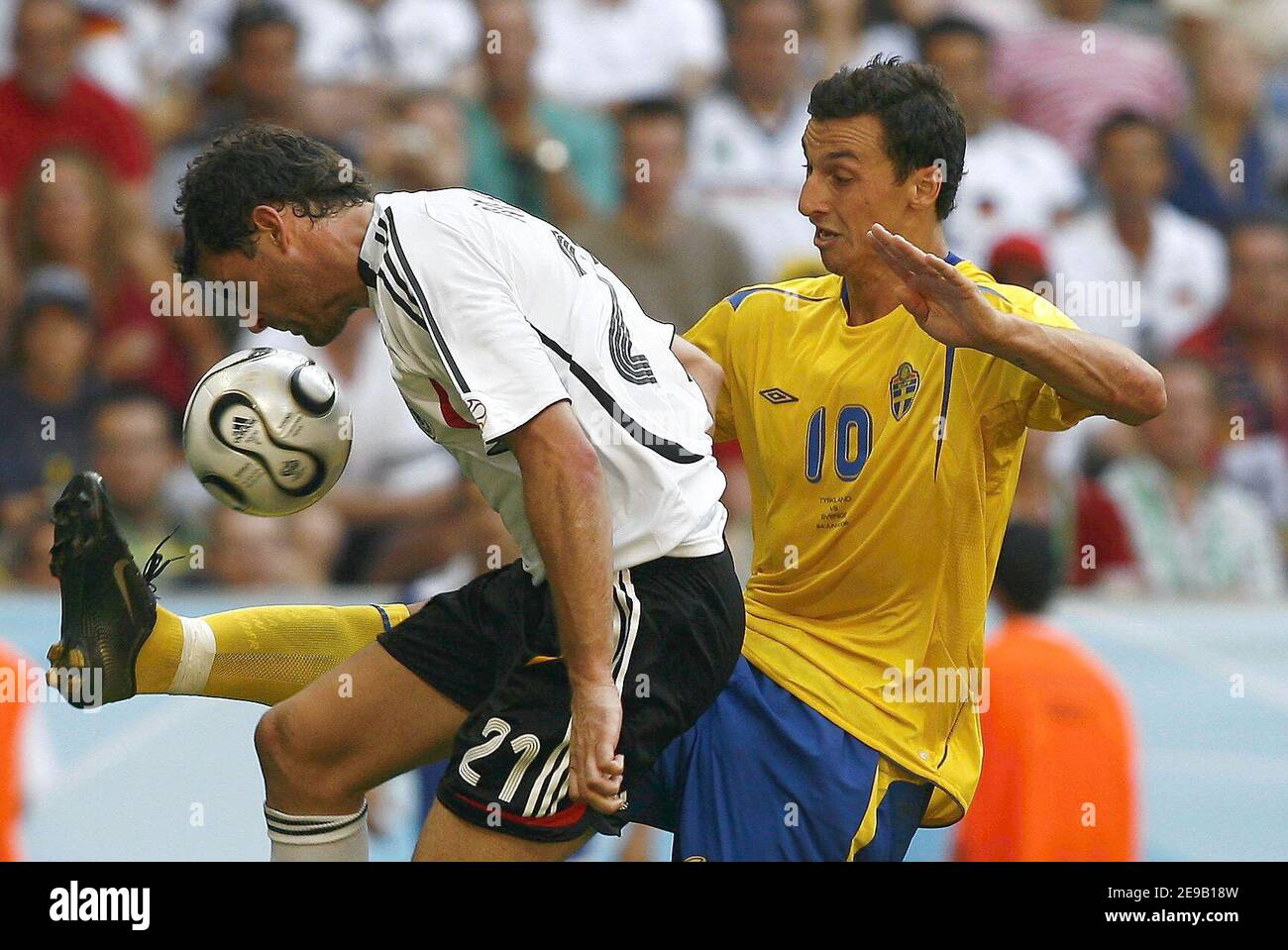 La Germania Christoph Metzelder e la Svezia Zlatan Ibrahimovic battaglia per la palla durante la Coppa del mondo 2006, secondo turno, Germania contro Svezia allo stadio Allianz-Arena di Monaco, Germania il 24 giugno 2006. La Germania ha vinto 2-0. Foto di Christian Liegi/ABACAPRESS.COM Foto Stock