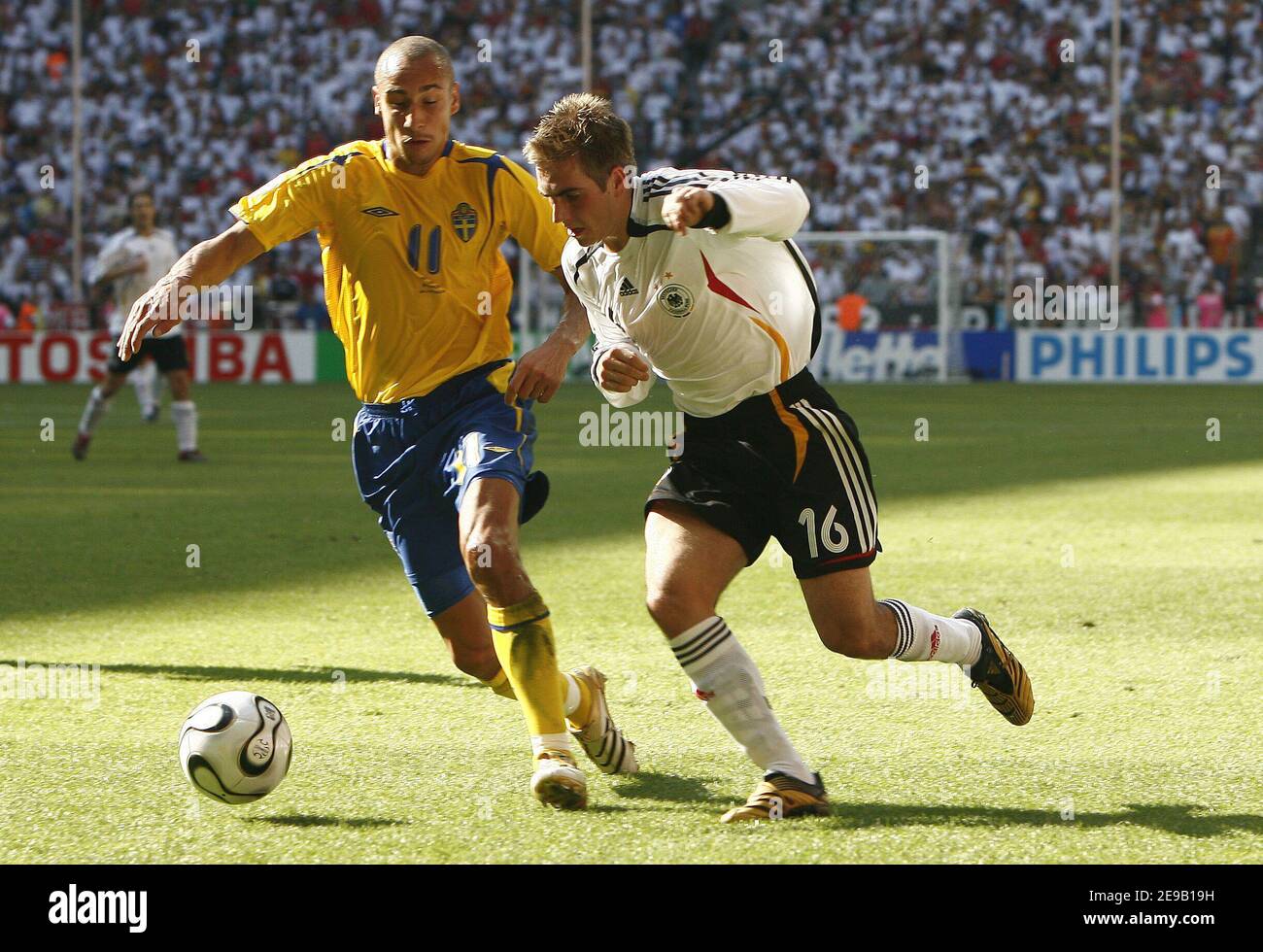 La Svezia Henrik Larsson e la Germania Philipp Lahm combattono per la palla durante la Coppa del mondo 2006, secondo turno, Germania contro Svezia allo stadio Allianz-Arena di Monaco, Germania il 24 giugno 2006. La Germania ha vinto 2-0. Foto di Christian Liegi/ABACAPRESS.COM Foto Stock