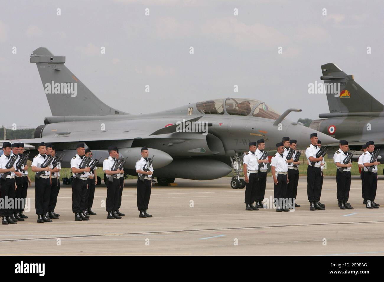 Arrivo del primo jetfighter 'Rafale' costruito da Dassault Aviation alla base aerea di Saint-Dizier 113, Francia, il 27 giugno 2006. Foto di Mousse/ABACAPRESS.COM Foto Stock