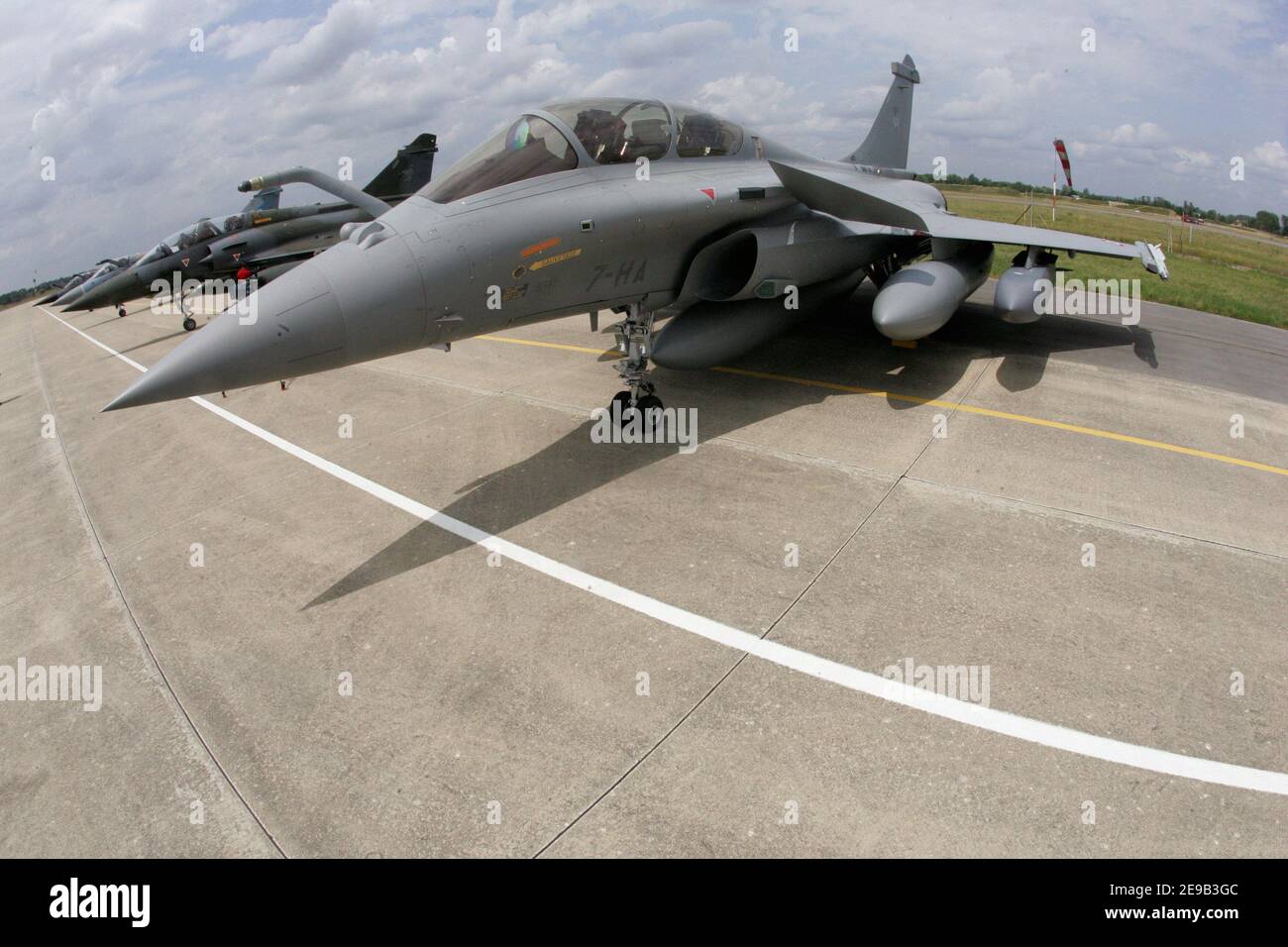 Arrivo del primo jetfighter 'Rafale' costruito da Dassault Aviation alla base aerea di Saint-Dizier 113, Francia, il 27 giugno 2006. Foto di Mousse/ABACAPRESS.COM Foto Stock