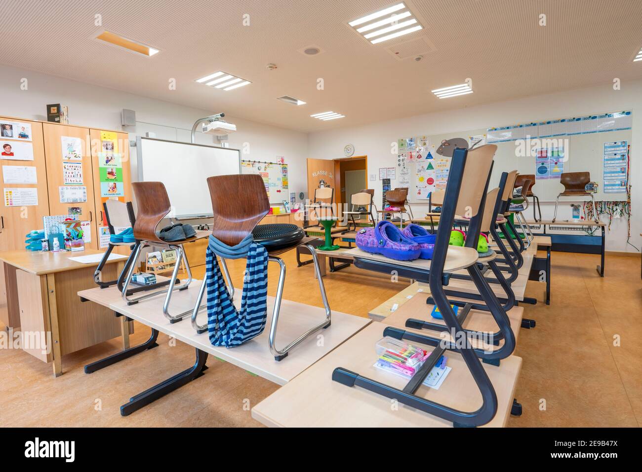 Scuola primaria, classe di 3° grado, scuola moderna attrezzata, nuovo edificio, vuoto, durante il blocco nel gennaio 2021, gli alunni per lo più imparare a casa, NRW, G Foto Stock