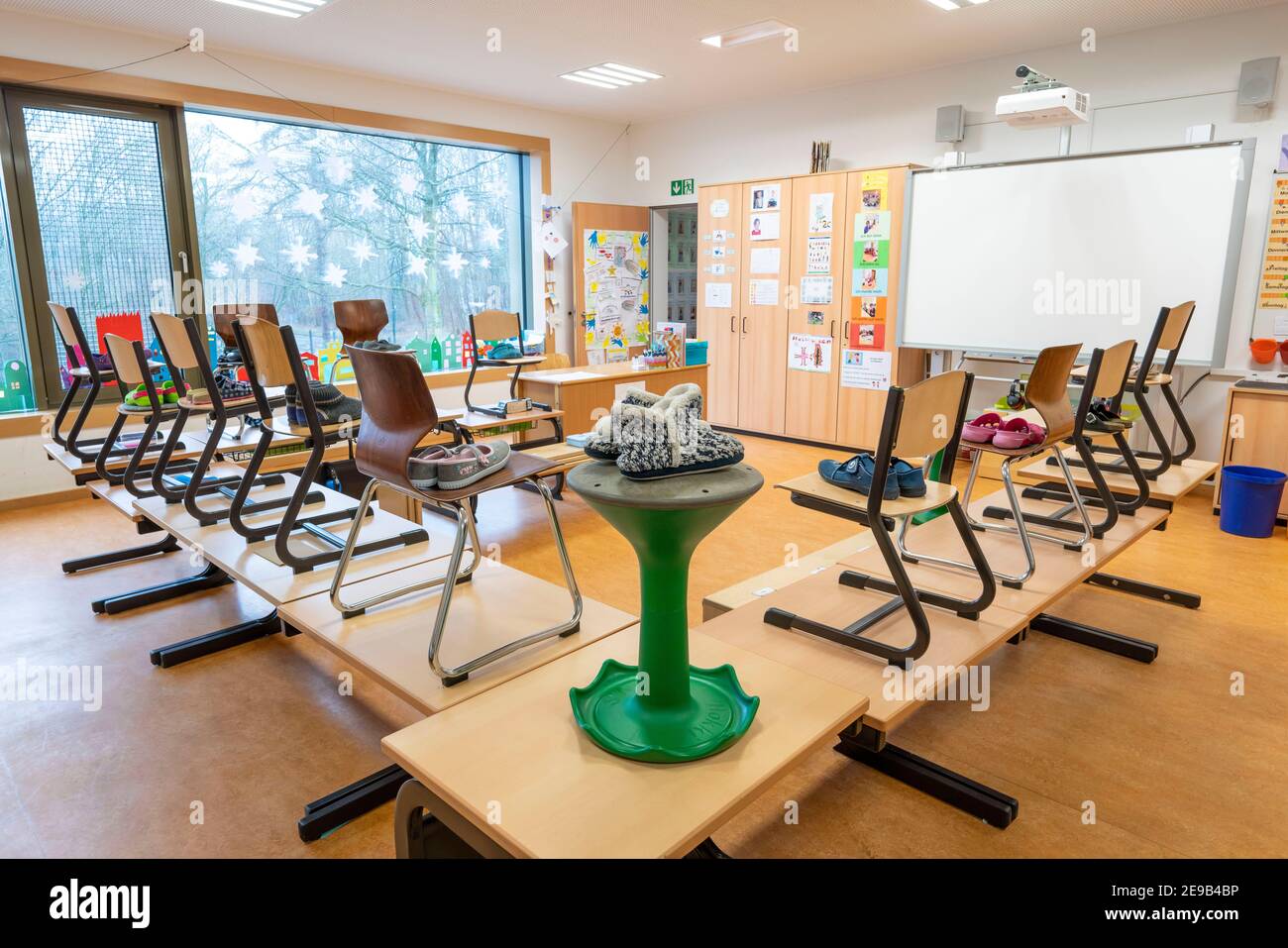 Scuola primaria, classe di 3° grado, scuola moderna attrezzata, nuovo edificio, vuoto, durante il blocco nel gennaio 2021, gli alunni per lo più imparare a casa, NRW, G Foto Stock
