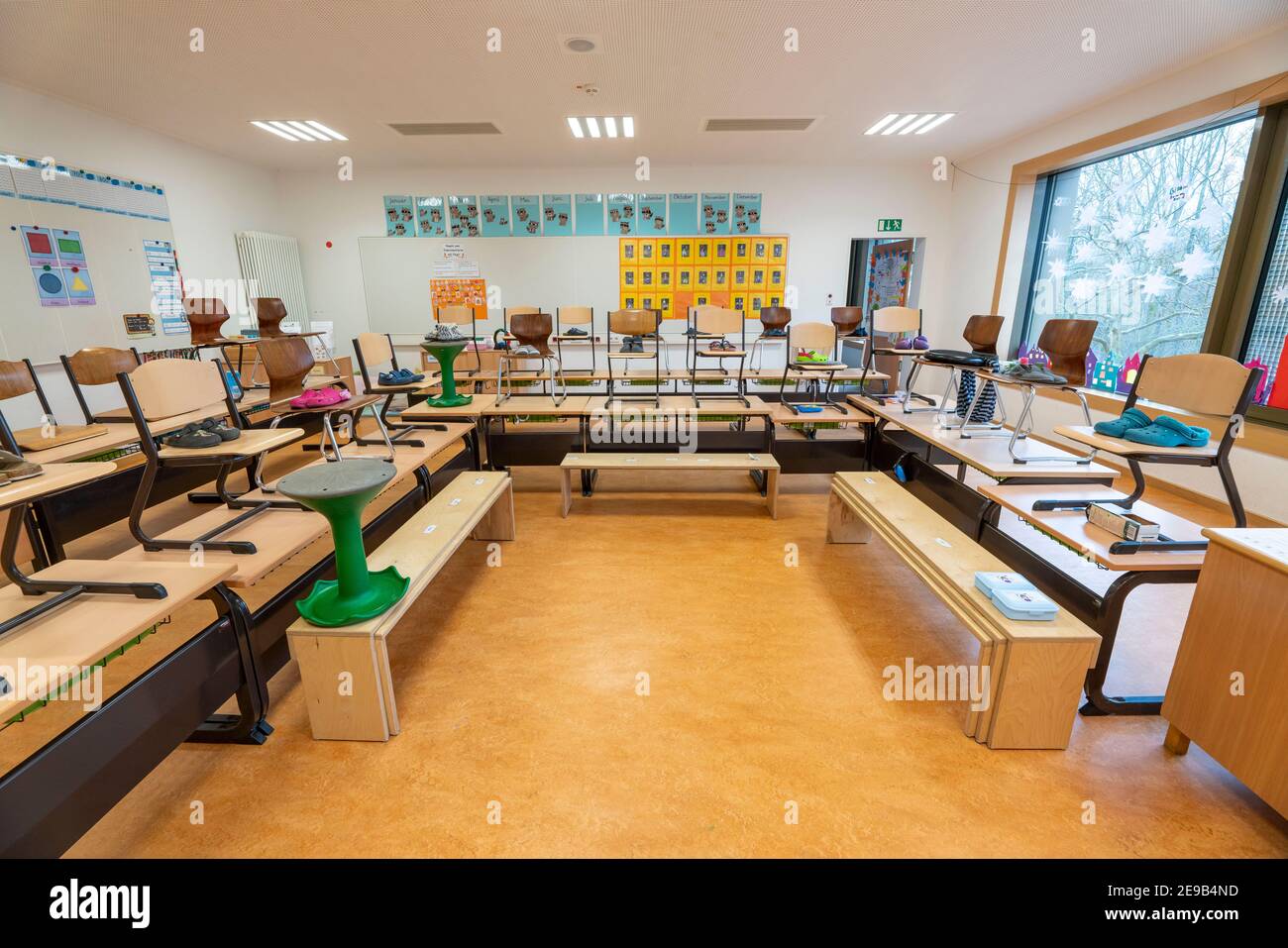 Scuola primaria, classe di 3° grado, scuola moderna attrezzata, nuovo edificio, vuoto, durante il blocco nel gennaio 2021, gli alunni per lo più imparare a casa, NRW, G Foto Stock