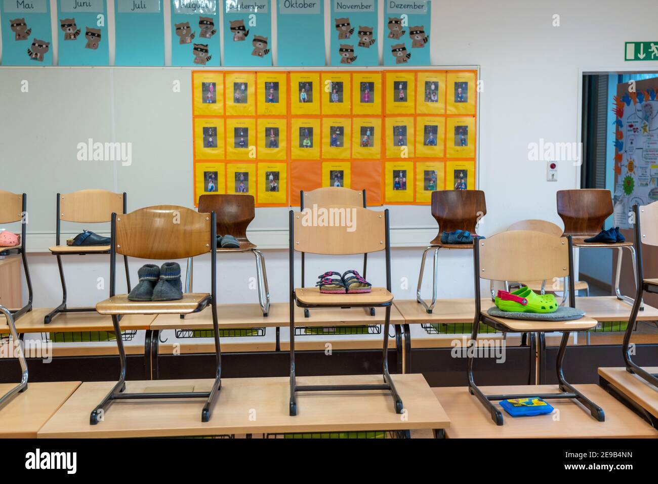 Scuola primaria, classe di 3° grado, scuola moderna attrezzata, nuovo edificio, vuoto, durante il blocco nel gennaio 2021, gli alunni per lo più imparare a casa, NRW, G Foto Stock