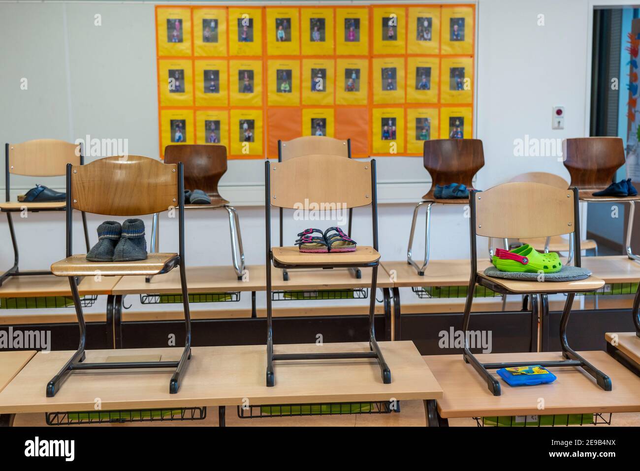 Scuola primaria, classe di 3° grado, scuola moderna attrezzata, nuovo edificio, vuoto, durante il blocco nel gennaio 2021, gli alunni per lo più imparare a casa, NRW, G Foto Stock