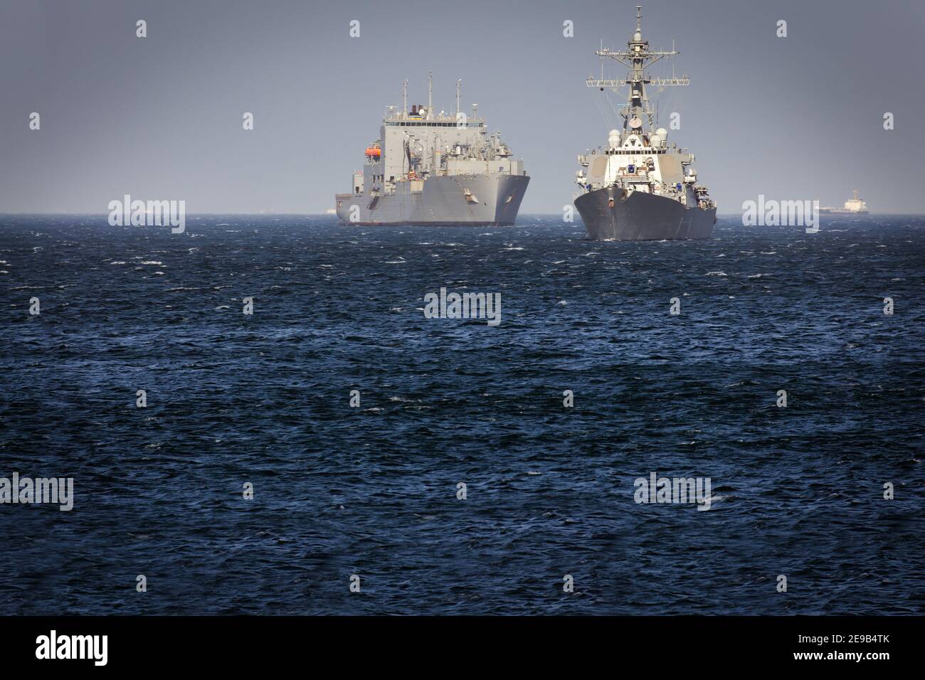 Due navi della Marina americana ancorate nella Baia di Tokyo al largo della costa di Yokosuka, Giappone. Foto Stock