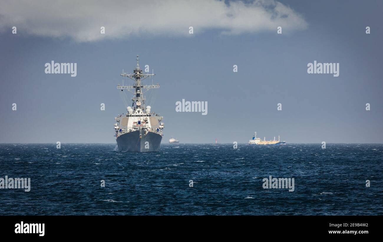Un cacciatorpediniere della Marina americana ancorato nella Baia di Tokyo al largo della costa di Yokosuka, Giappone. Foto Stock